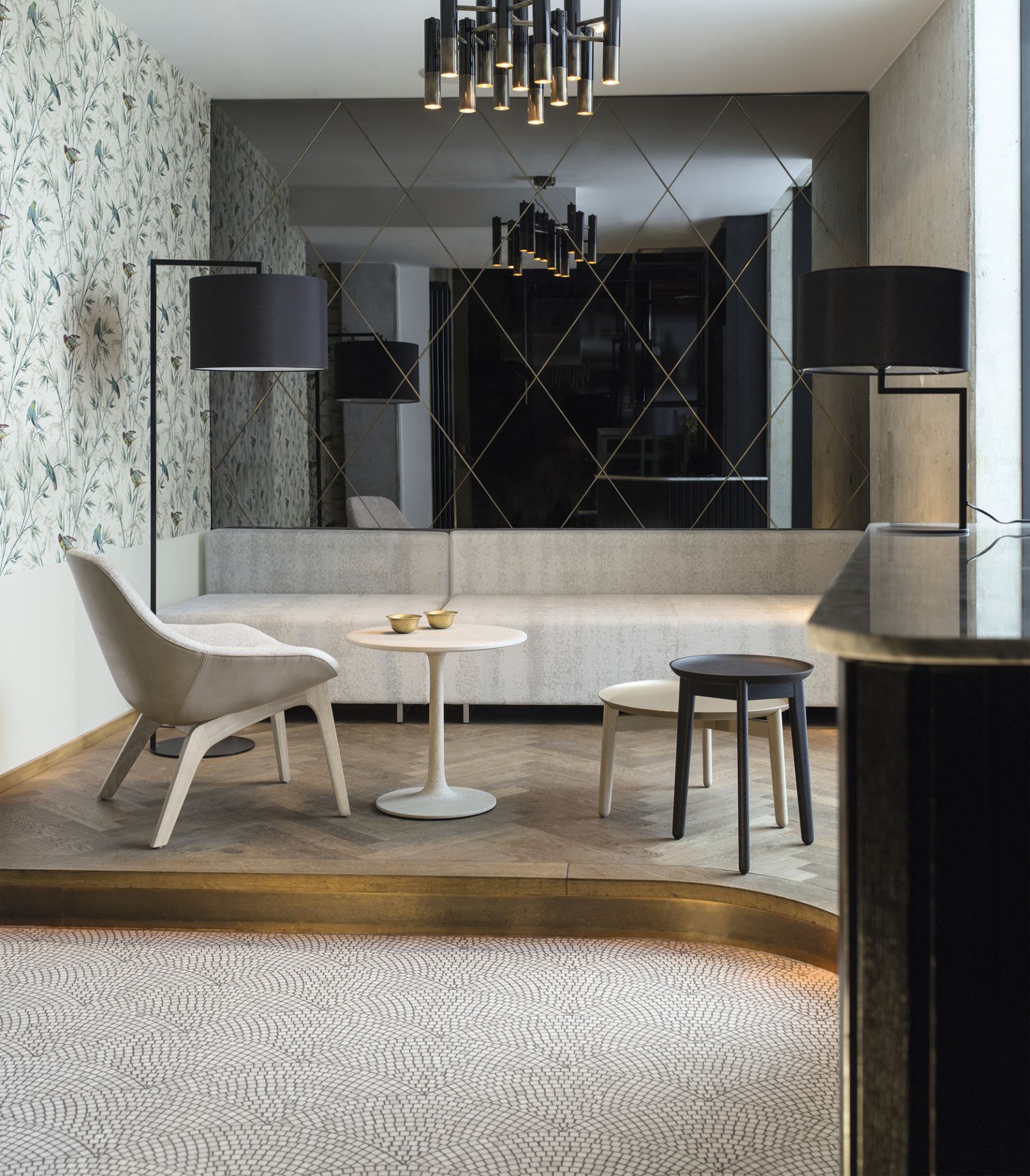 Nahaufnahme einer Neat Noon Tischleuchte in Weiß, modernes Design für Wohnzimmer.