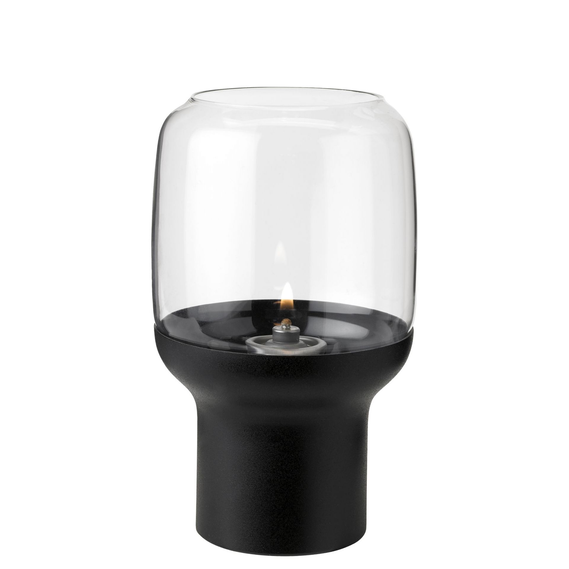 Stelton Hoop Hurricane Windlicht mit Glasaufsatz und brennender Flamme, ideal für stimmungsvolle Beleuchtung.