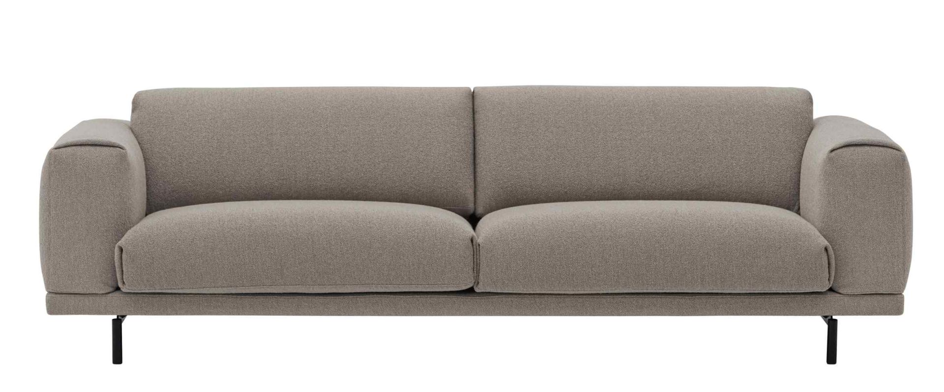 Beiges Muuto Rest Sofa mit drei Sitzen und schwarzen Füßen, Frontansicht.
