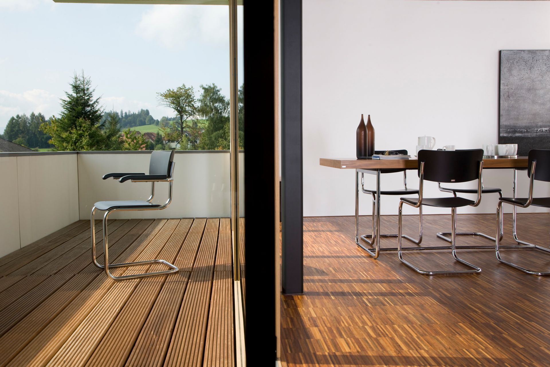 S 43 Freischwinger Stuhl von Thonet mit Stahlrohr und Chrom Gestell auf Balkon.