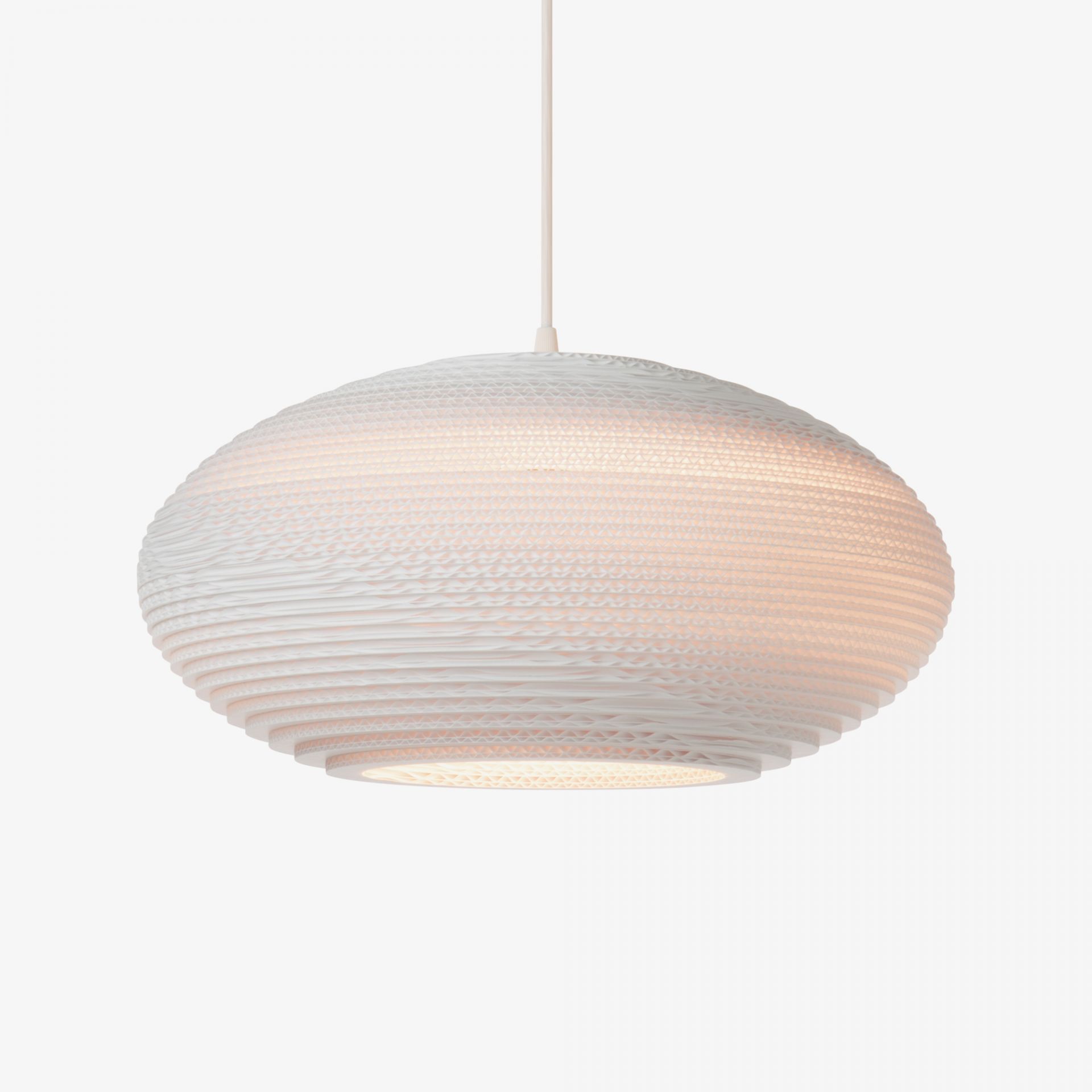 Weiße Scraplights Hängeleuchte Disc 20 von Graypants, moderne Pendelleuchte aus recycelter Pappe.