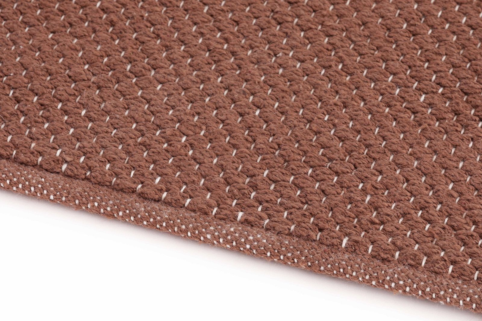 Detailaufnahme des braunen Mangas Outdoor Teppichs mit weißem Muster, ideal für Terrasse und Garten.