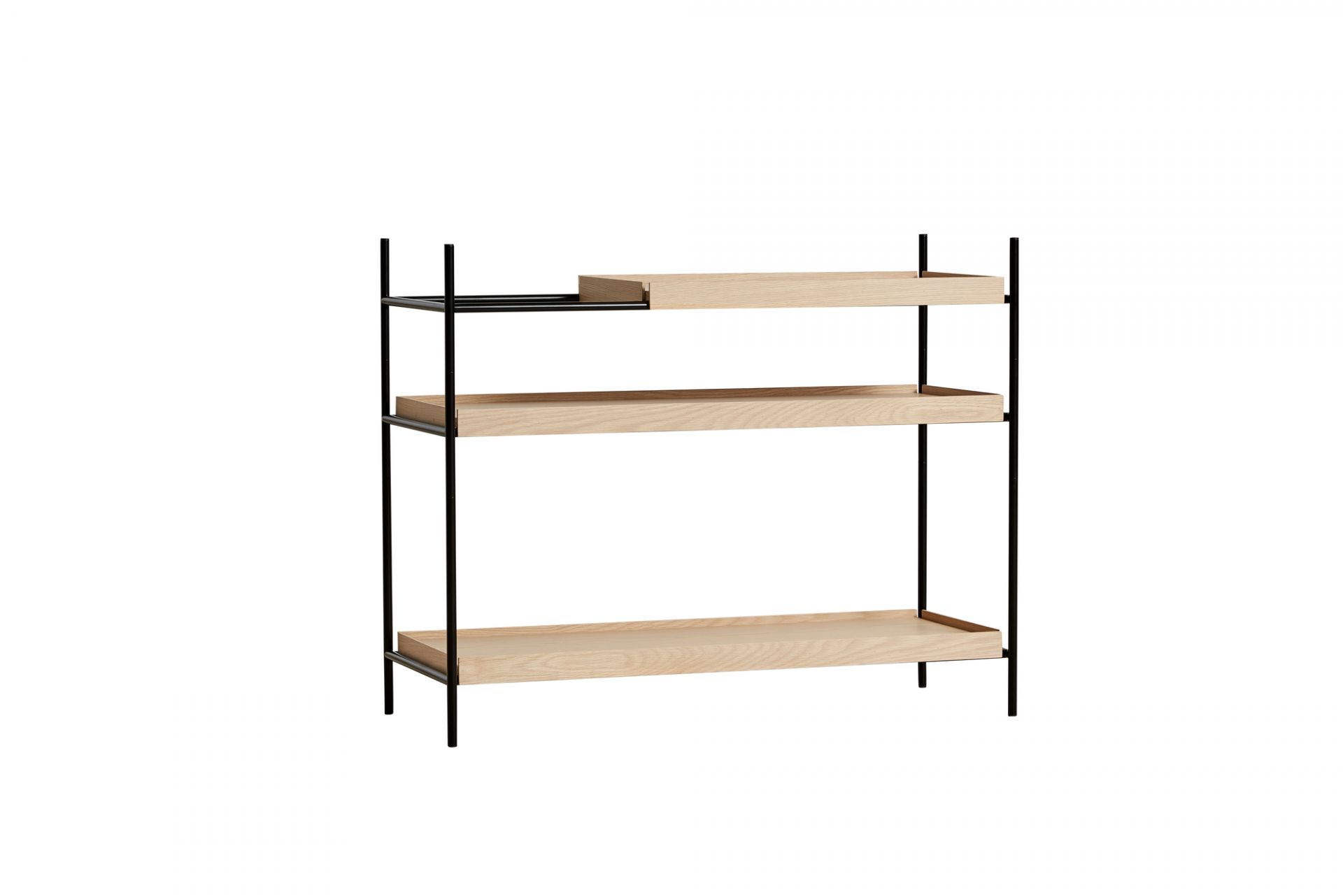 Tray Shelf Low Regal Woud: Modernes, niedriges Regal mit drei Ablagen aus hellem Holz und schwarzem Metallgestell.