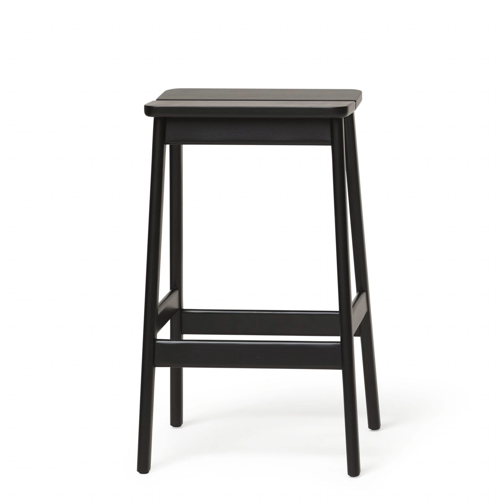 Angle Barhocker von Form & Refine, 65 cm hoch, schwarz gebeizt, aus Holz.