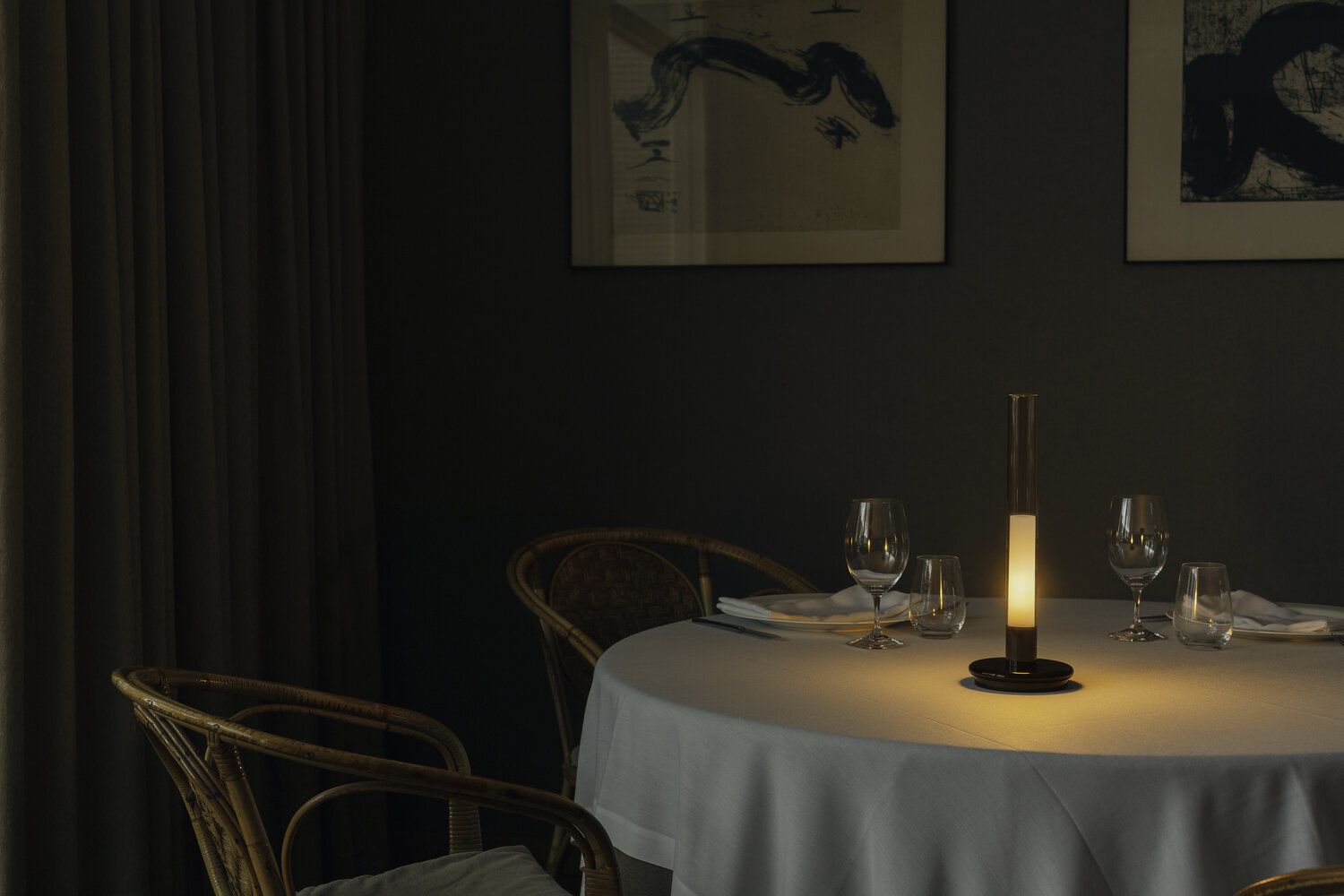 Sylvestrina Tischleuchte von Santa Cole auf gedecktem Tisch, warmes Licht, Akku-betriebene Lampe.