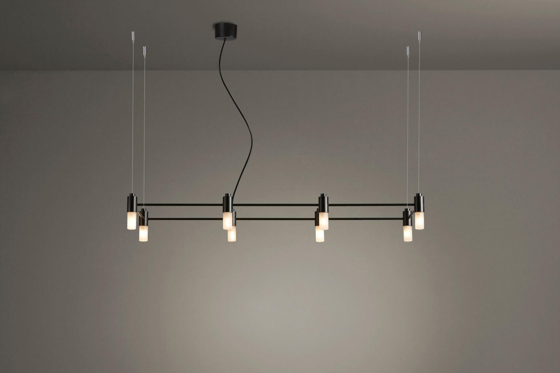 Schwarze Quadrante Pendelleuchte von Tooy mit mehreren Lampen und modernem Design für Wohnräume.