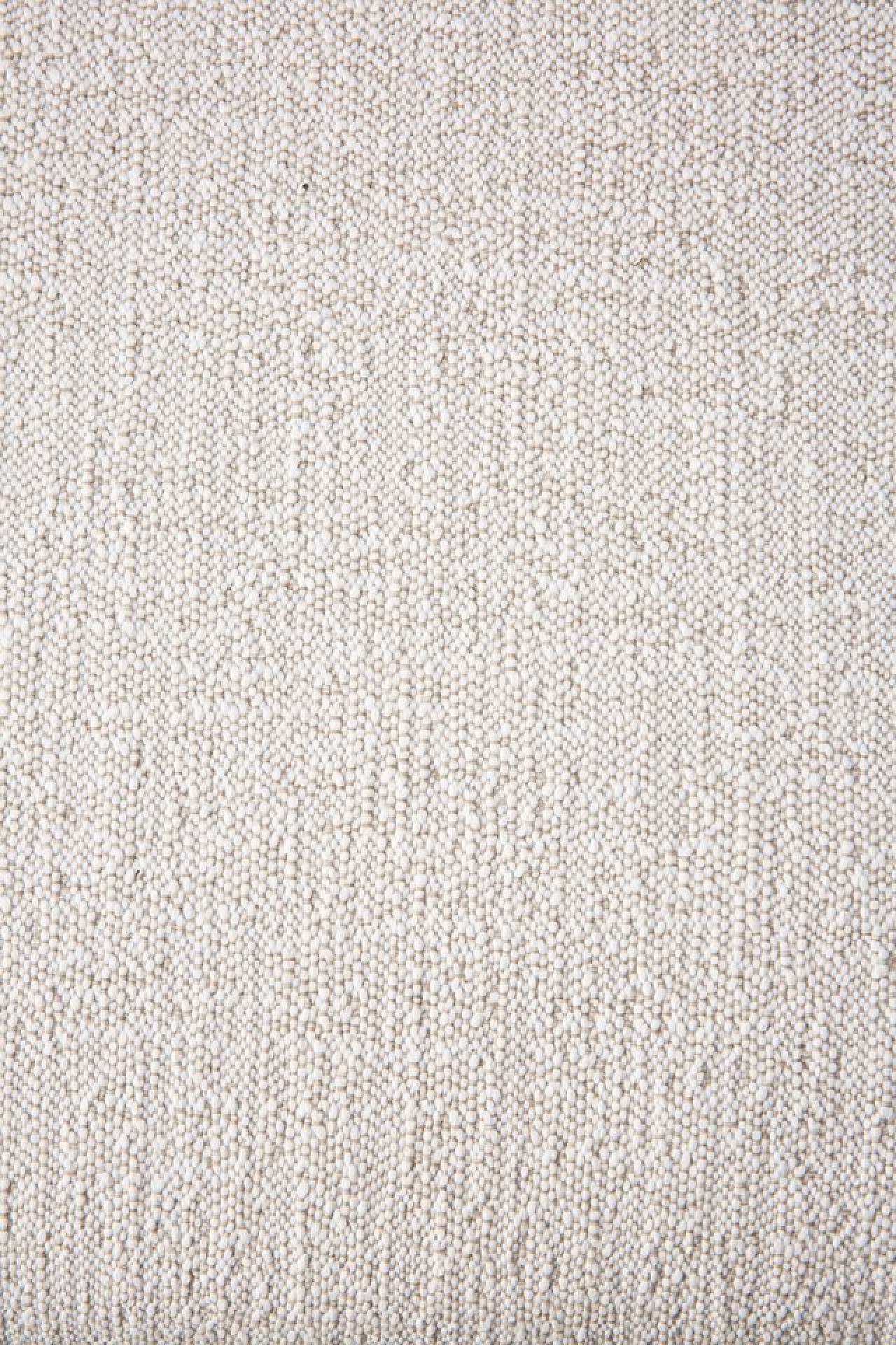 Detailaufnahme des beigen Stoffbezugs vom Jack Outdoor Polsterhocker von Ethnicraft. Nahaufnahme der Textur.