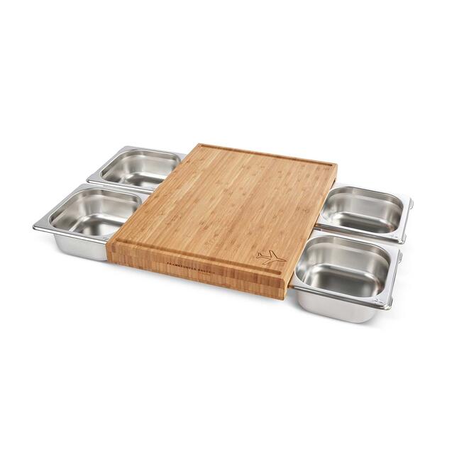 Bordbar Zubehör: Schneidebrett aus Bambus mit vier Edelstahlschalen für Servieren und Zubereiten.