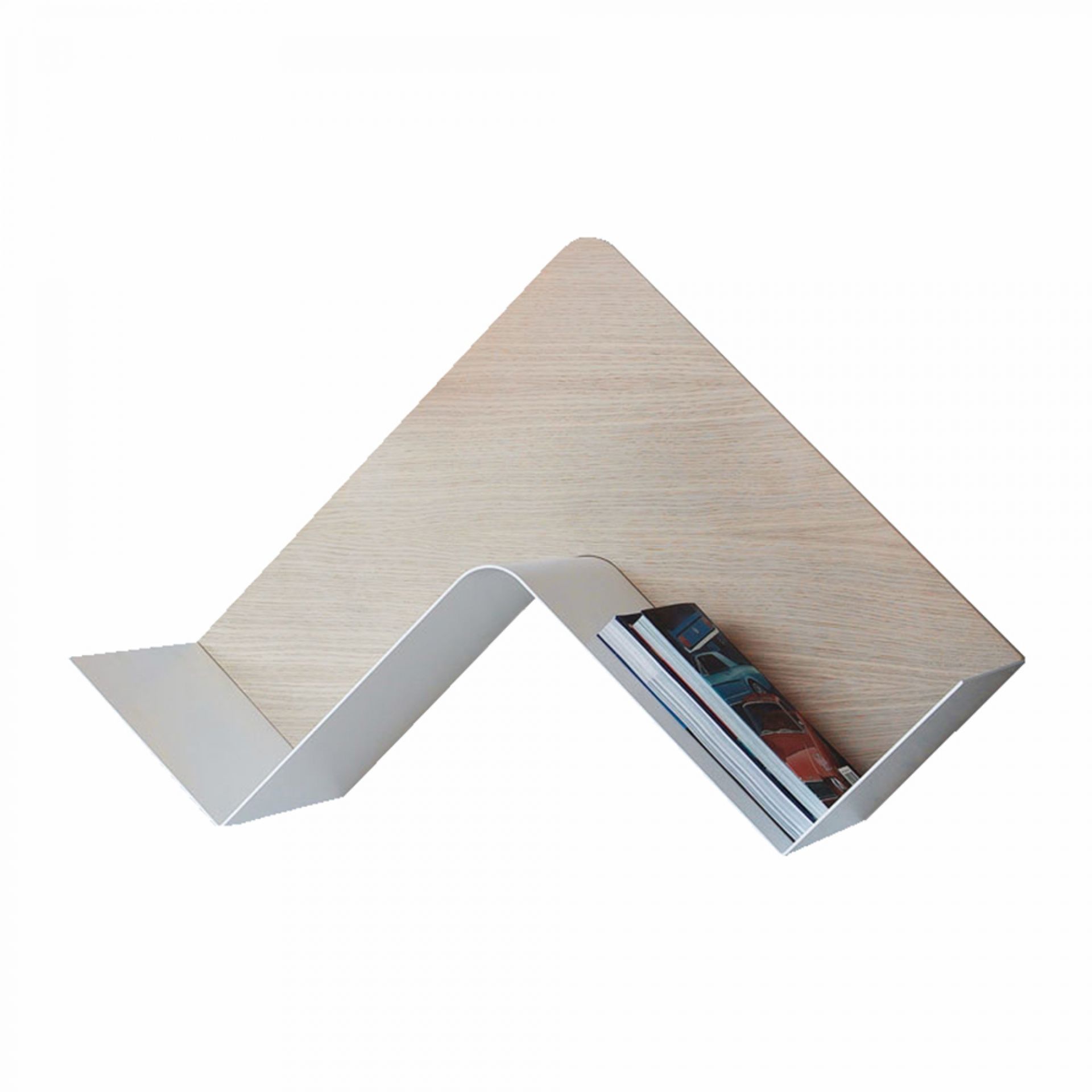 Fishbone Wandregal: Modernes, weiß-holzfarbenes Designregal in Zickzack-Form mit Magazinen. Dekorative Wandaufbewahrung für Bücher.