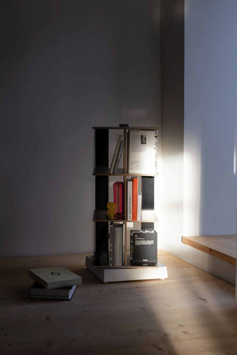 Buchstabler Bücherturm, DVD-Regal Nils Holger Moormann