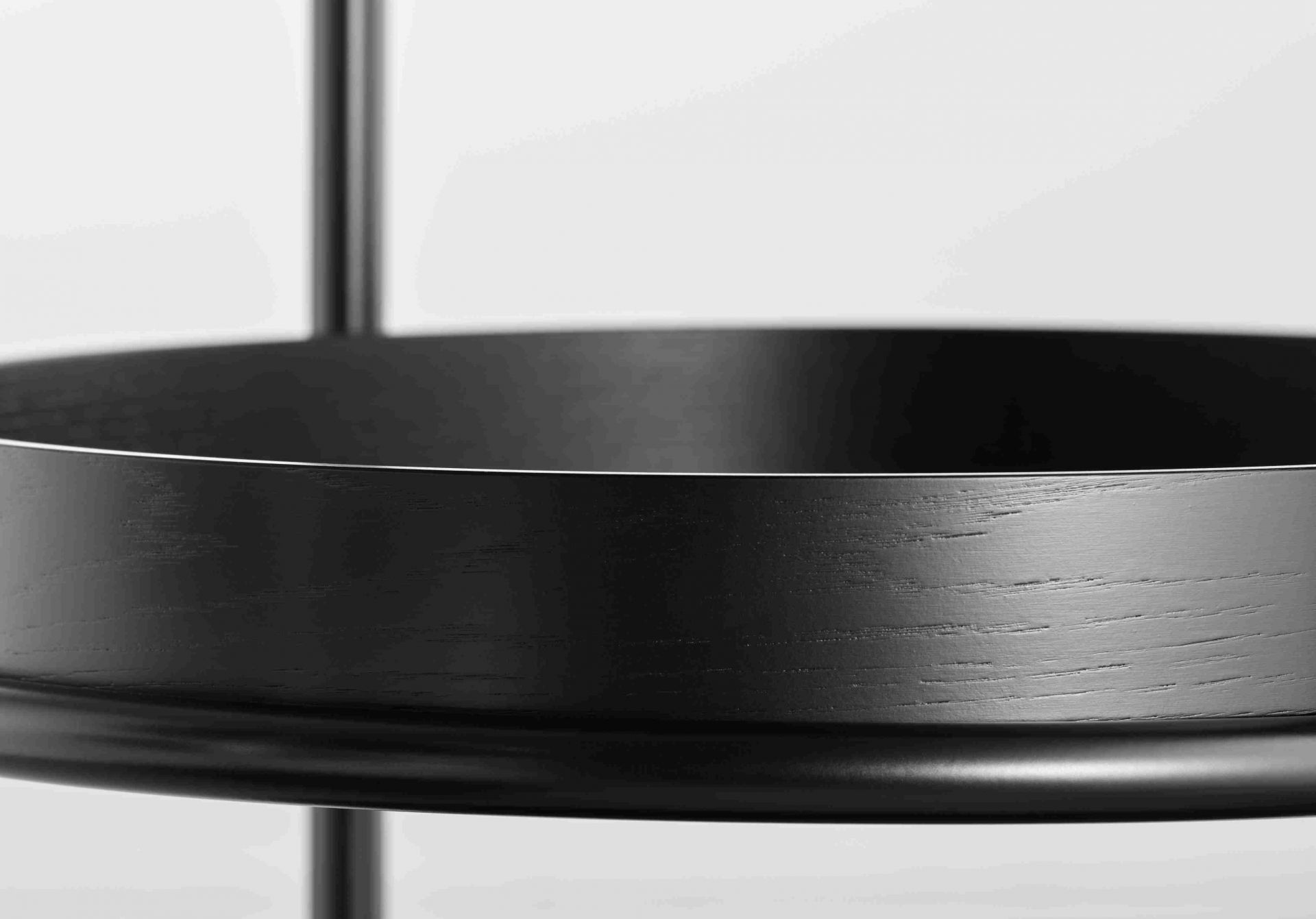 Detailaufnahme: K6 Trolley Servierwagen Tecta, Eiche schwarz lackiert, verchromtes Stahlrohr, modernes Möbeldesign.