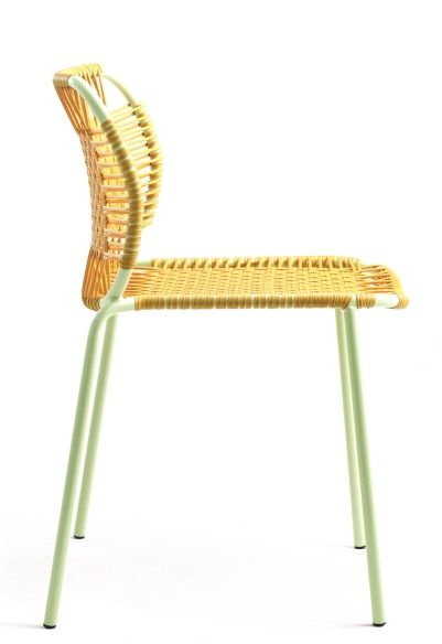 Seitenansicht des Cielo Stacking Chair von ames, ein gelber Outdoor Stuhl mit hellgrünem Gestell.