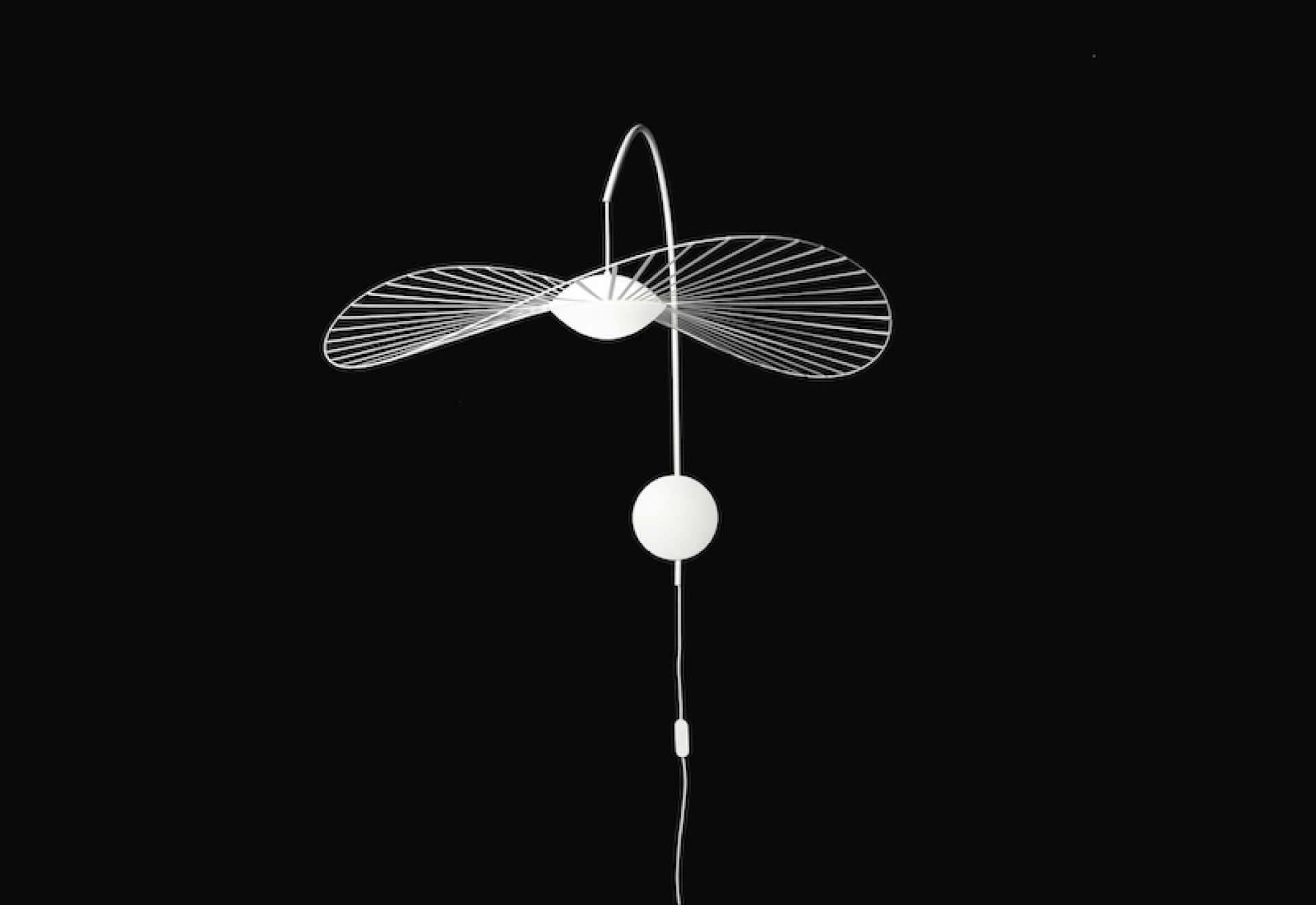 Vertigo Nova Wandleuchte von Petite Friture in Weiß mit filigranem, grafischem Design und zwei Leuchtkörpern.