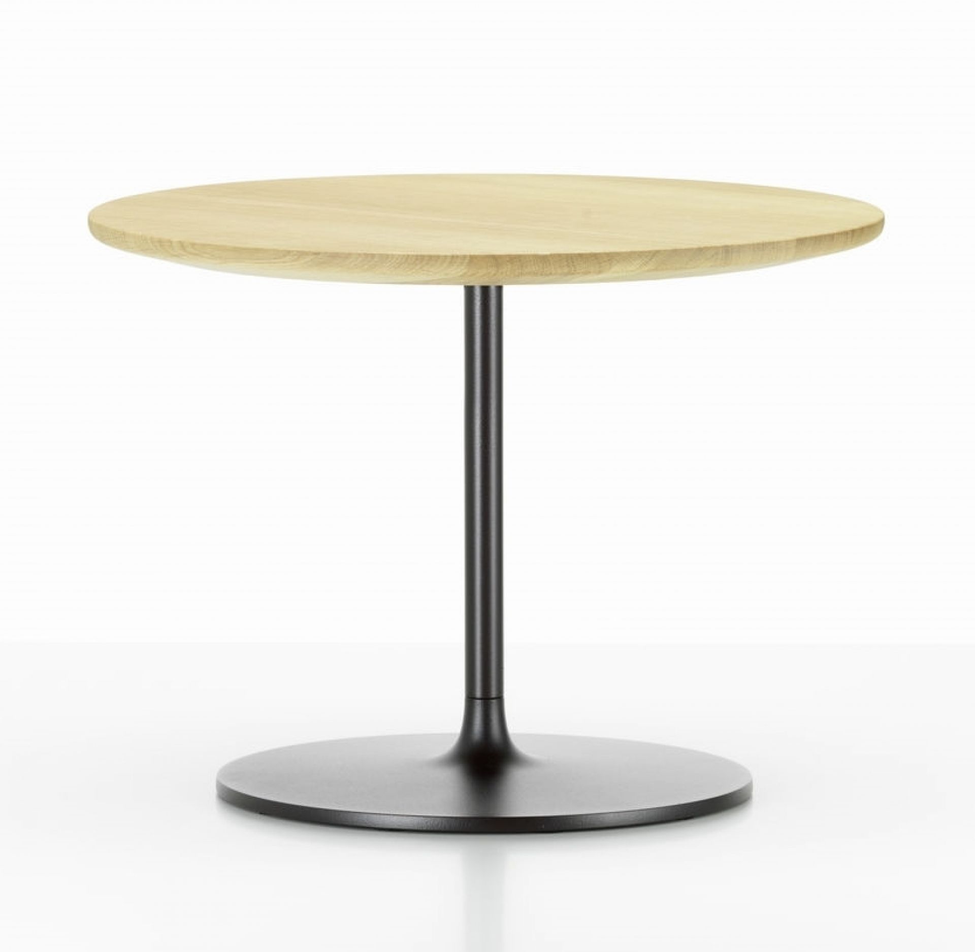 Vitra Beistelltisch Occasional Low Table mit hellem Holz und schwarzem Fuß.