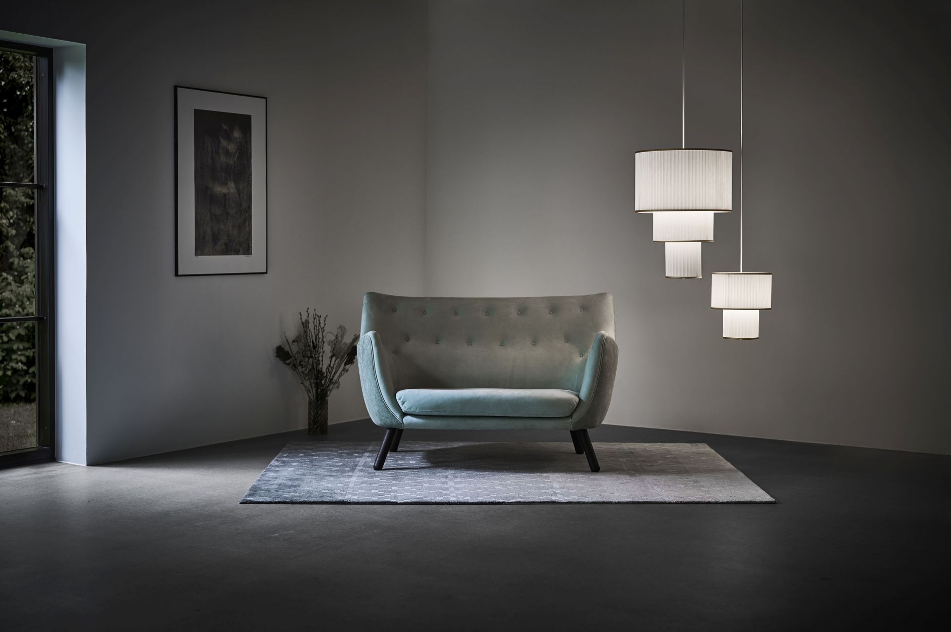 Plivello Pendelleuchte von Le Klint über Sofa in modernem Wohnzimmer. Design Lampe.