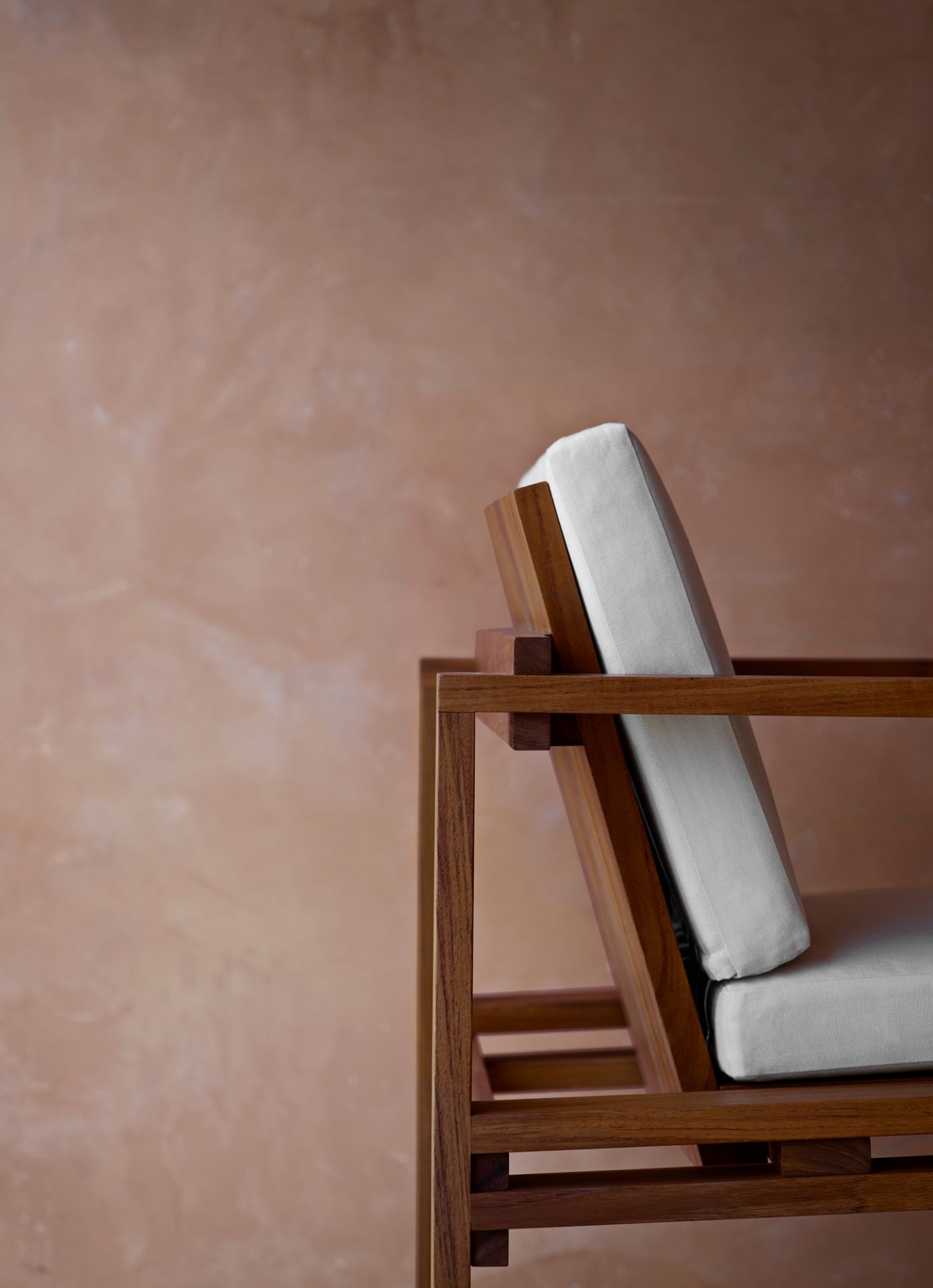 Detailaufnahme: Weißes Sitzkissen für Bodil Kjaer Outdoorstuhl aus Holz, Carl Hansen & Søn.