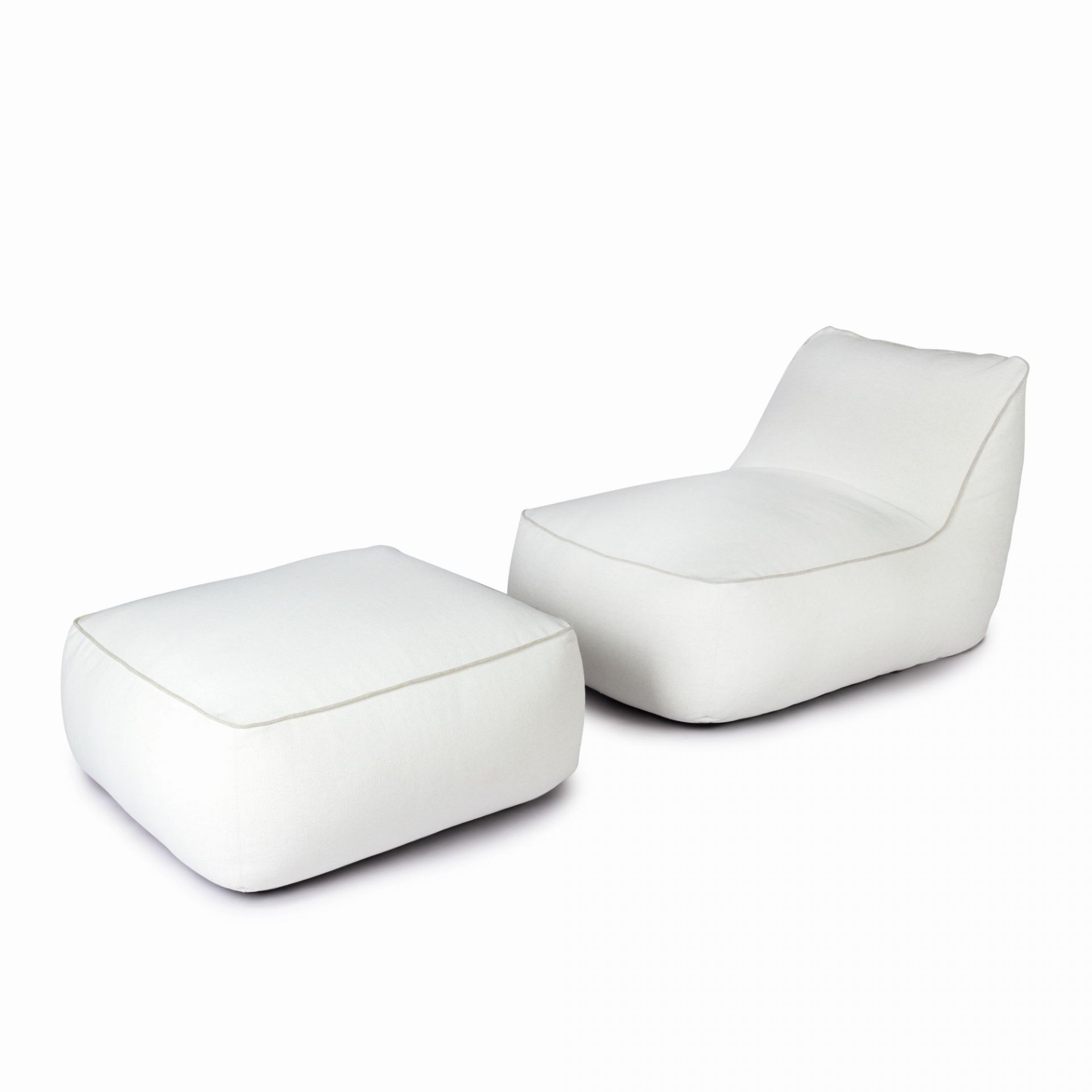 Weishäupl Maliha Lounge Hocker und Sessel, weiße Outdoor Sitzmöbel mit eckigem Design.