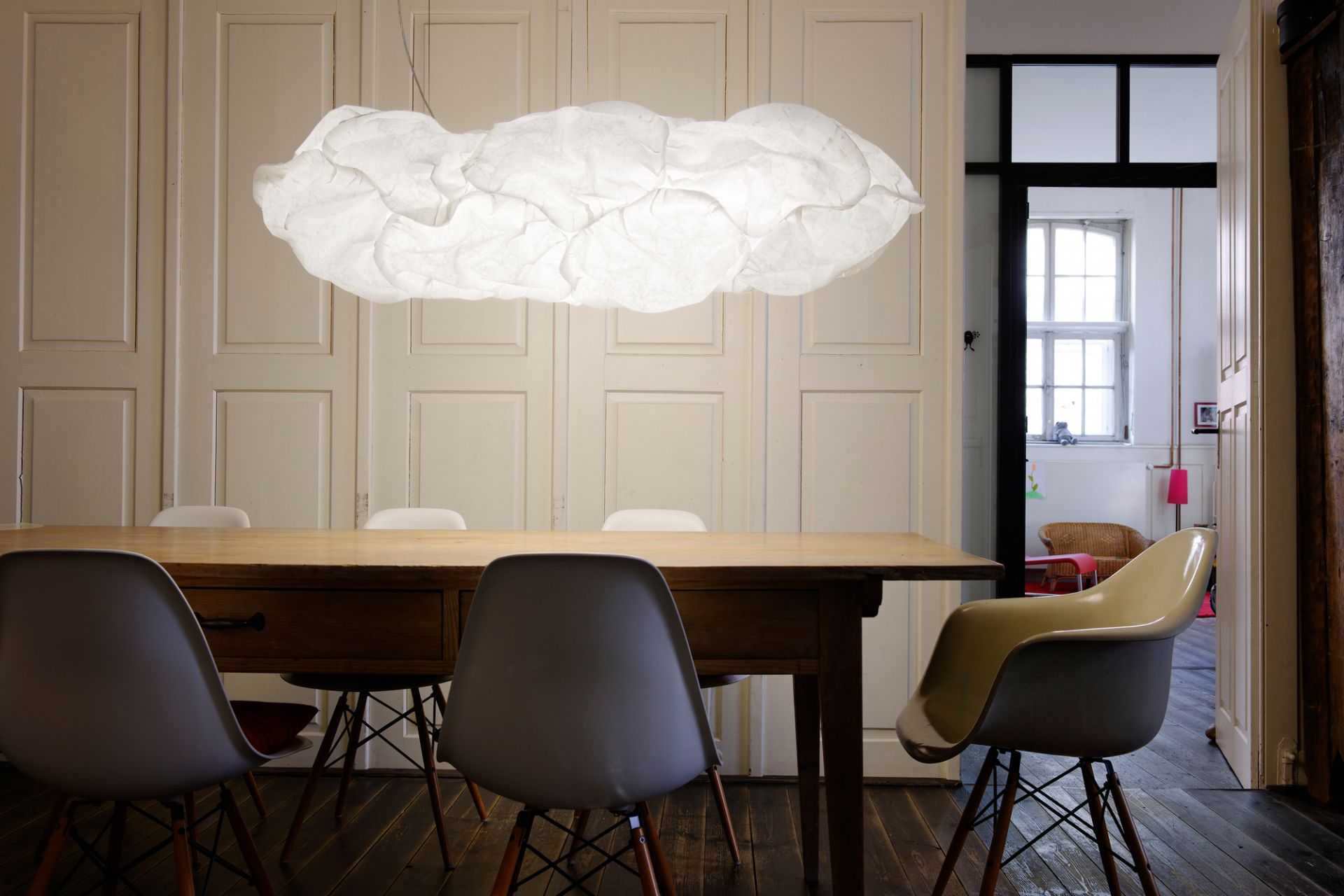 Esszimmer mit Belux Cloud Pendelleuchte, einer modernen LED Lampe in Wolkenform.