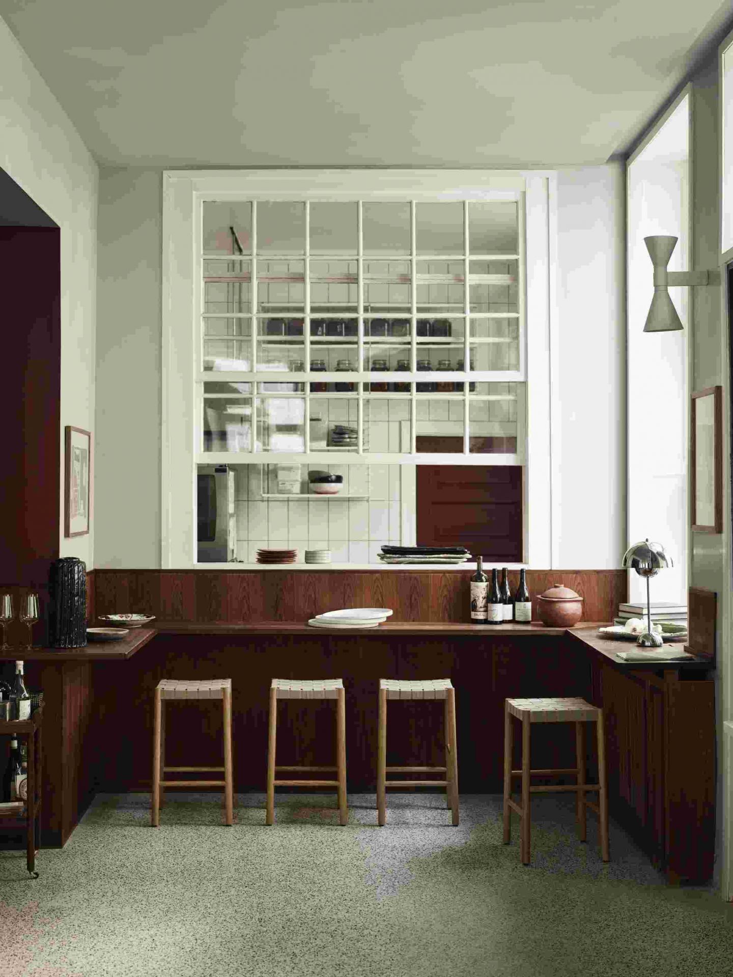 Innenaufnahme mit vier Betty Barhockern von Andtradition mit hellem Holz und geflochtenen Sitzen.