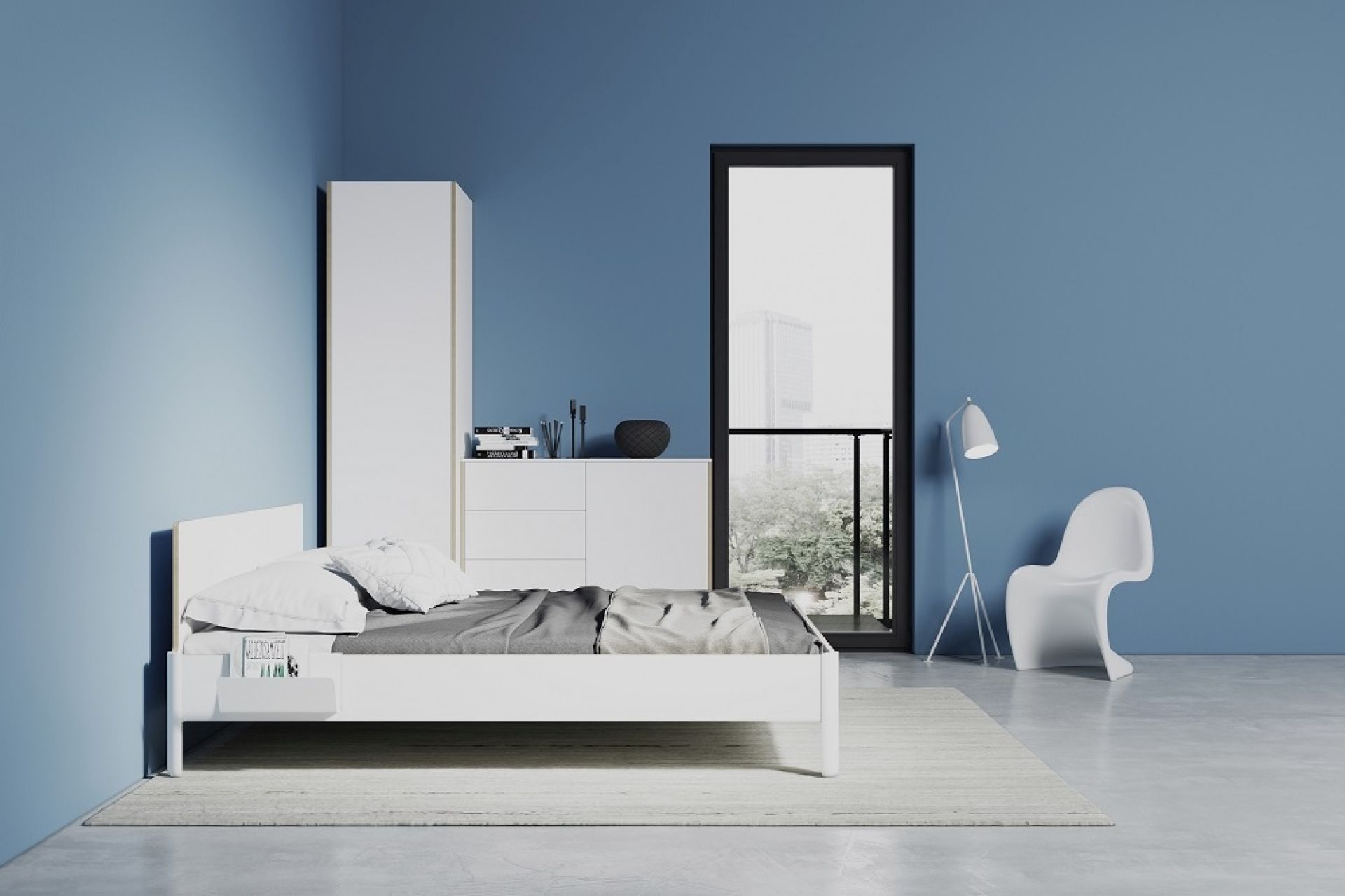 Weißes Schlafzimmer mit Müller Möbelwerkstätten Kommode, Bett, Stuhl und Fenster.