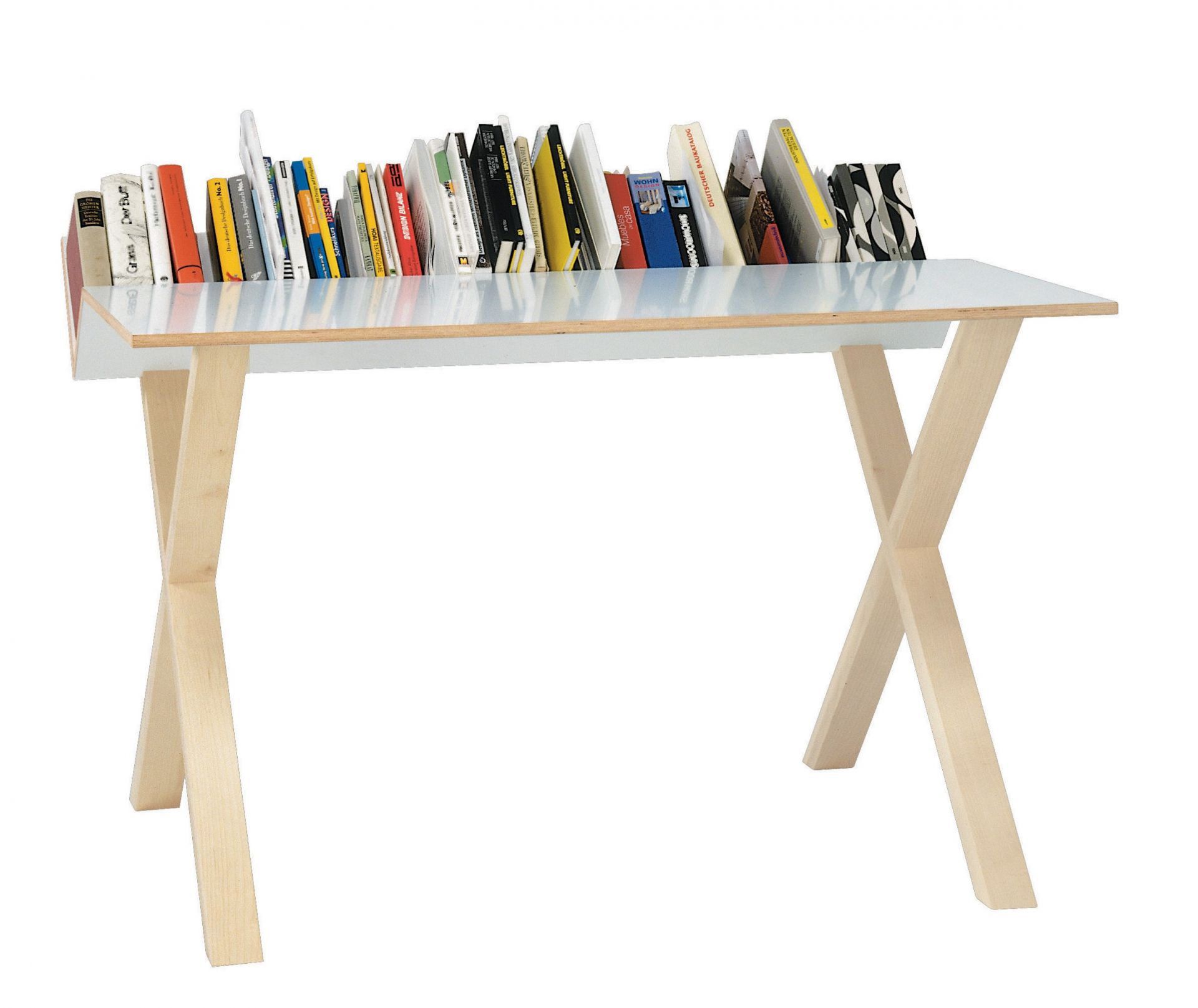 Kant Schreibtisch von Nils Holger Moormann mit Bücherablage und hellem Holzgestell. Design Schreibtisch für Büro.