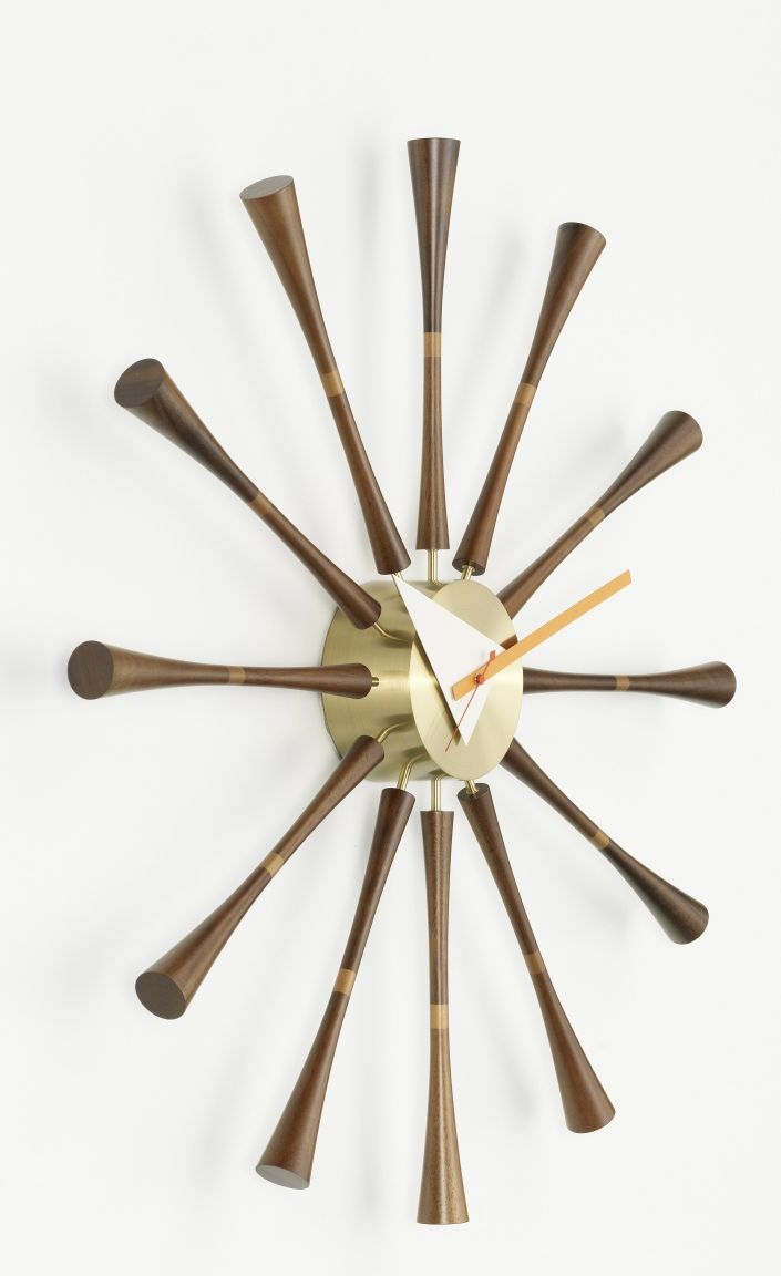 Vitra Spindle Clock Wanduhr mit Holzstäben und Messing-Ziffernblatt im Mid-Century Design.
