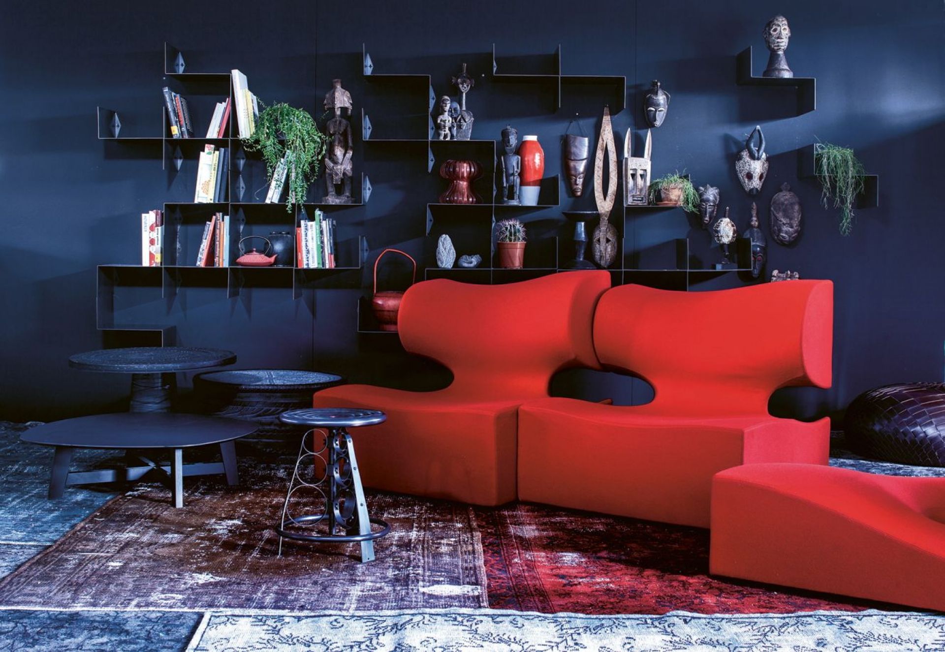 Wohnzimmer mit rotem Sofa und Moroso Z-Shelf Wandregal, 4er Set links, zur Dekoration von Büchern und Objekten.
