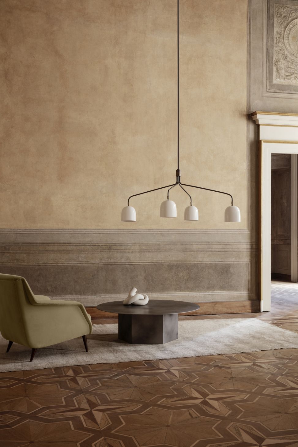 Epic Couchtisch von Gubi: Runder Stahl Couchtisch in stilvollem Interieur mit Sessel.