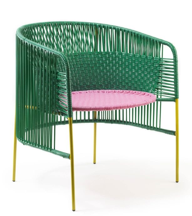 Ames Caribe Lounge Chair: Smaragdgrüner Outdoor Sessel mit rosa Sitzfläche und gelben Beinen.