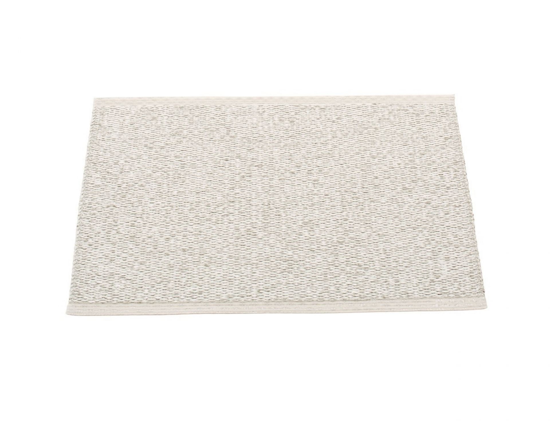 Svea Kunststoffteppich 70x50 cm in Stein Metallic von Pappelina, ein robuster und pflegeleichter Teppich.