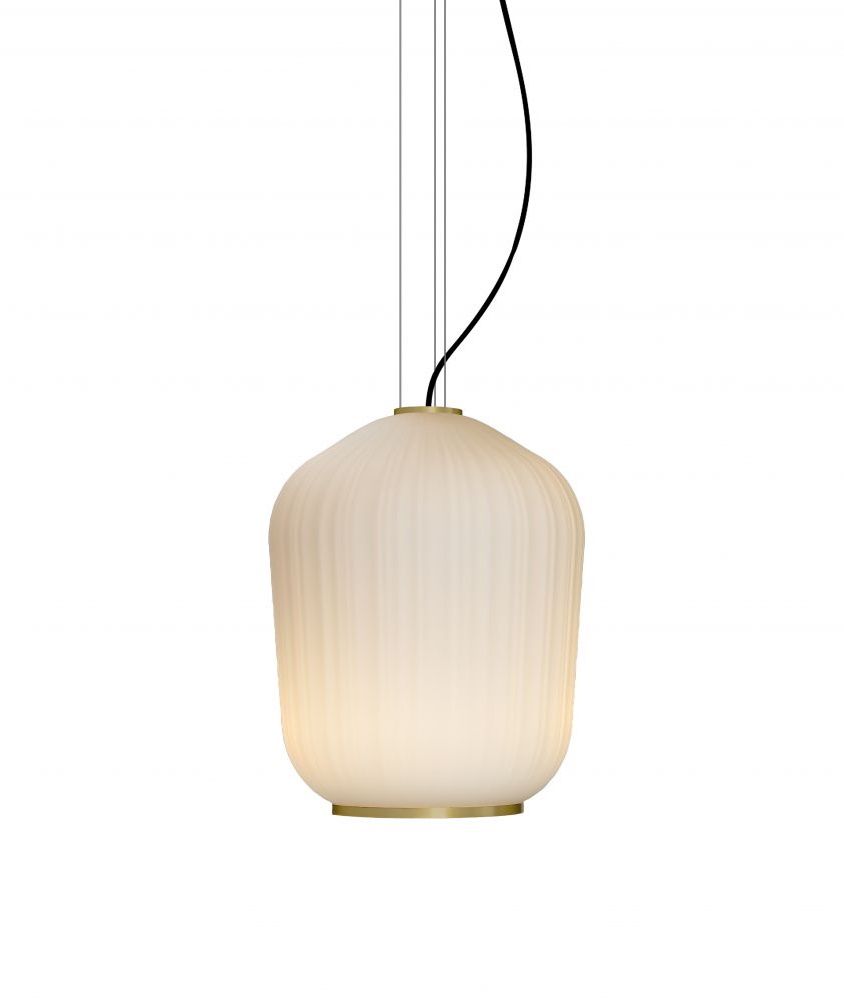 Plissée Pendelleuchte mit Messingdetails: Elegante Hängelampe für stilvolle Beleuchtung im Wohnraum.