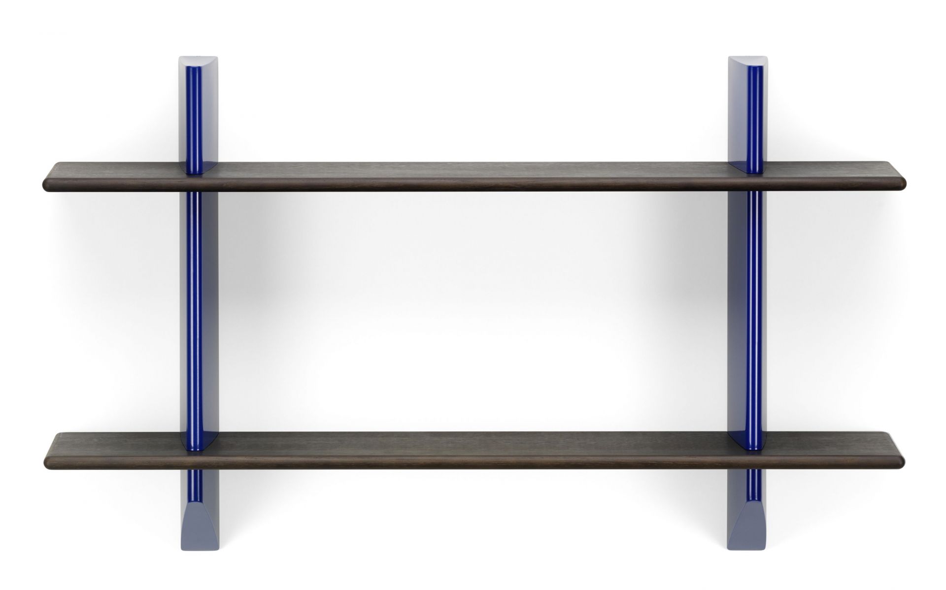 Wandregal Vitra Rayonnage Mural mit zwei Regalböden aus dunkler Eiche und blauem Gestell.