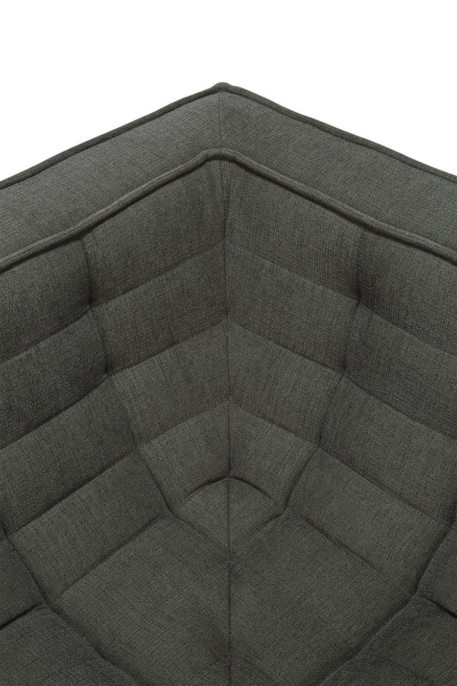 Detailaufnahme der N701 Sofa Ecke mit gestepptem Stoffbezug in Moosgrün. Gemütliches Ecksofa für Wohnzimmer.