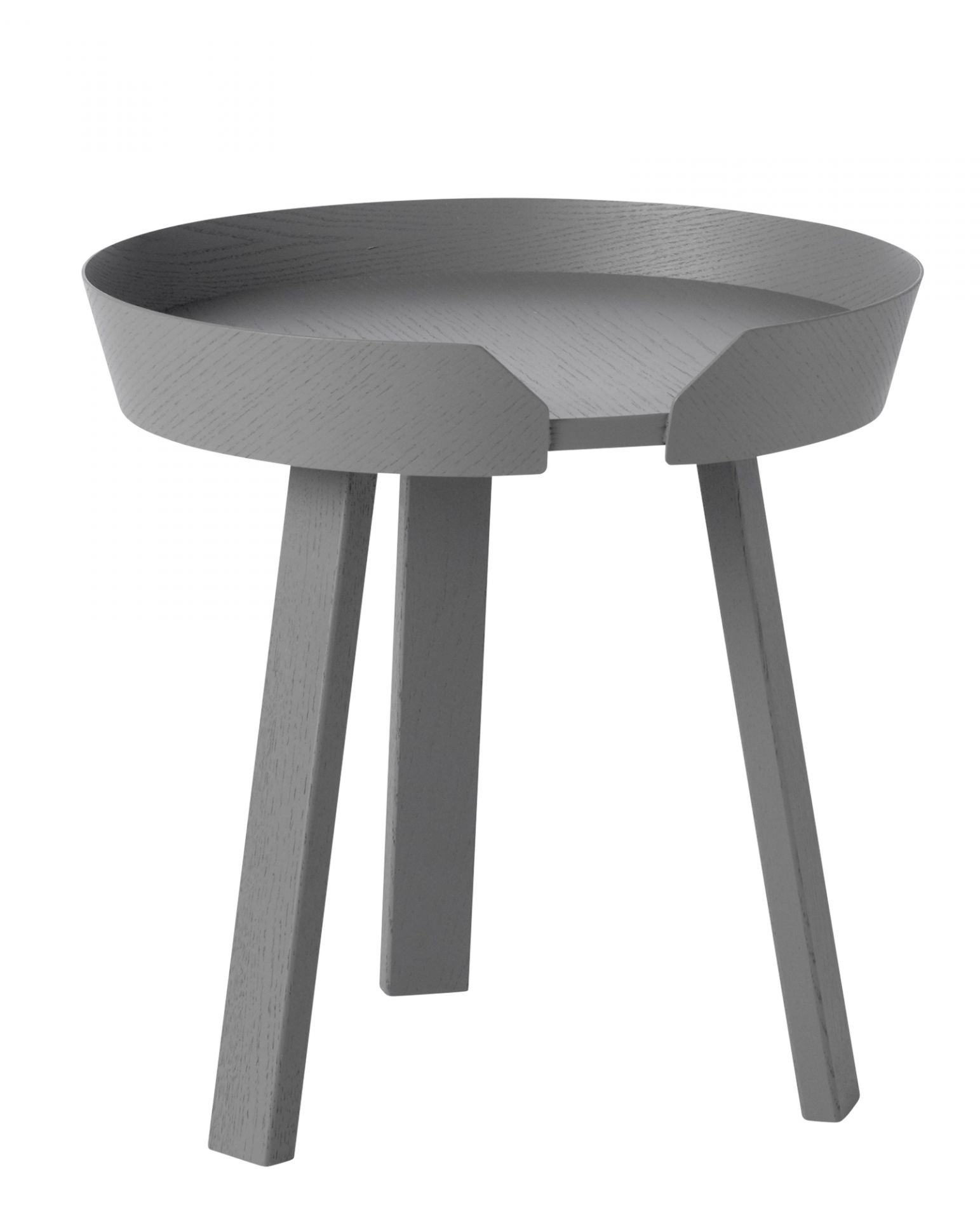 Grauer "Around Coffee Table" Beistelltisch von Muuto, kleiner runder Holztisch mit drei Beinen.