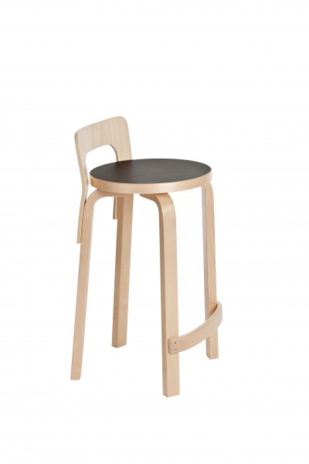Artek K65 Küchenstuhl: Hocker aus hellem Holz mit schwarzer Sitzfläche und Rückenlehne.