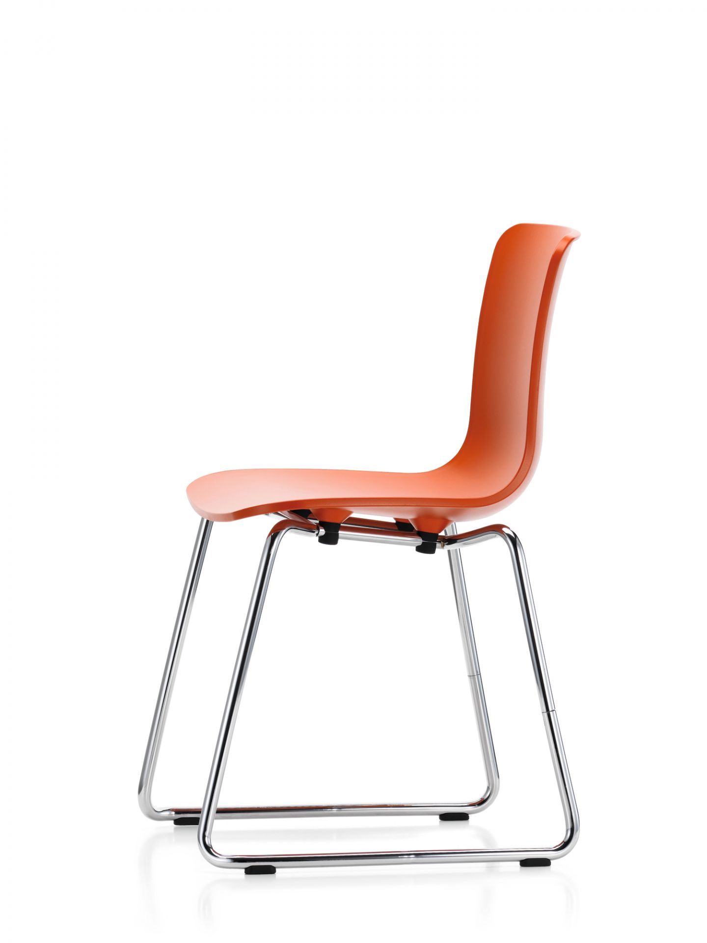 Oranger Hal Stuhl von Vitra mit Kufengestell aus Chrom, Seitenansicht. Moderner Designstuhl.