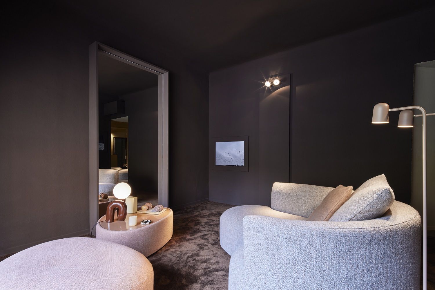 Siwa Couchtisch: Ovaler, rosafarbener Couchtisch mit Dekorationen in einem modernen Wohnzimmer.