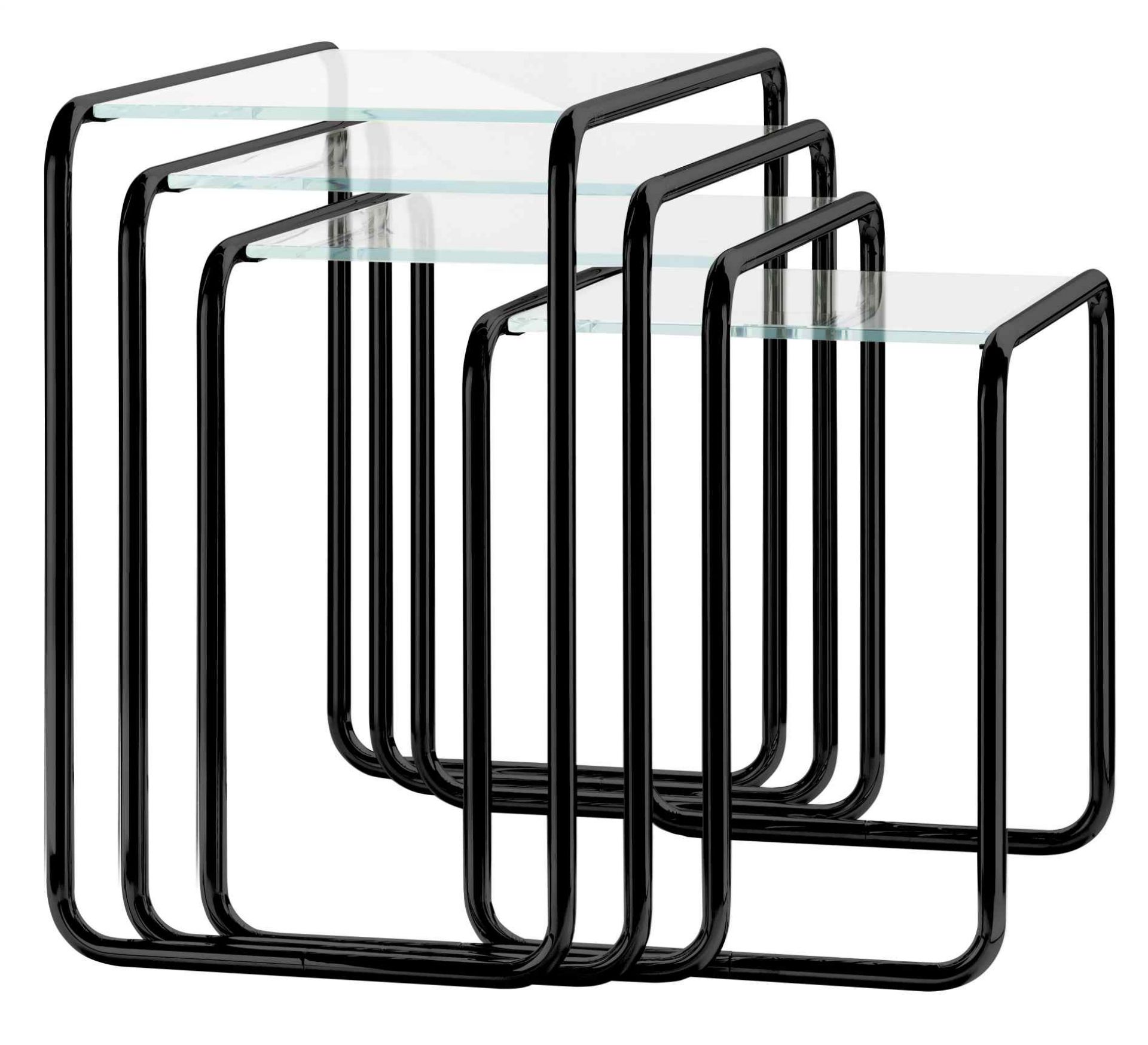 Thonet B 9 Beistelltische Set für den Außenbereich mit schwarzem Gestell und Glasplatten.