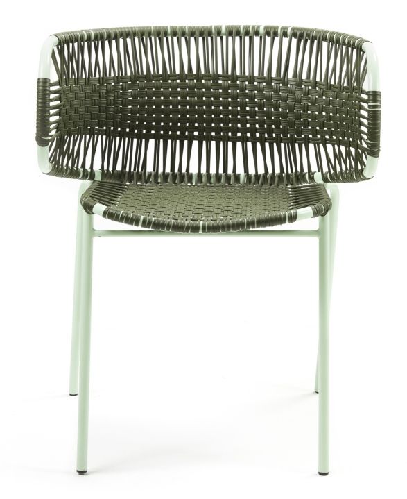 Cielo Armlehnstuhl in Olivegrün und Pastellgrün: Stapelbarer Outdoor-Stuhl mit geflochtener Sitzfläche und Rückenlehne.