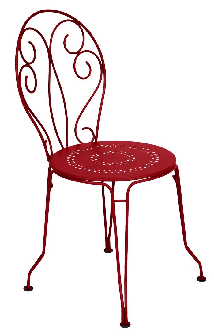 Roter Montmartre Stuhl von Fermob für den Außenbereich, filigranes Design mit runder Sitzfläche.