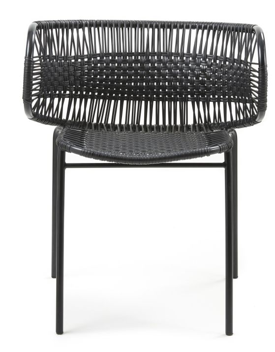 Schwarzer Cielo Armlehnstuhl, stapelbarer Outdoor-Stuhl mit geflochtener Sitzfläche und Rückenlehne für Garten und Terrasse.
