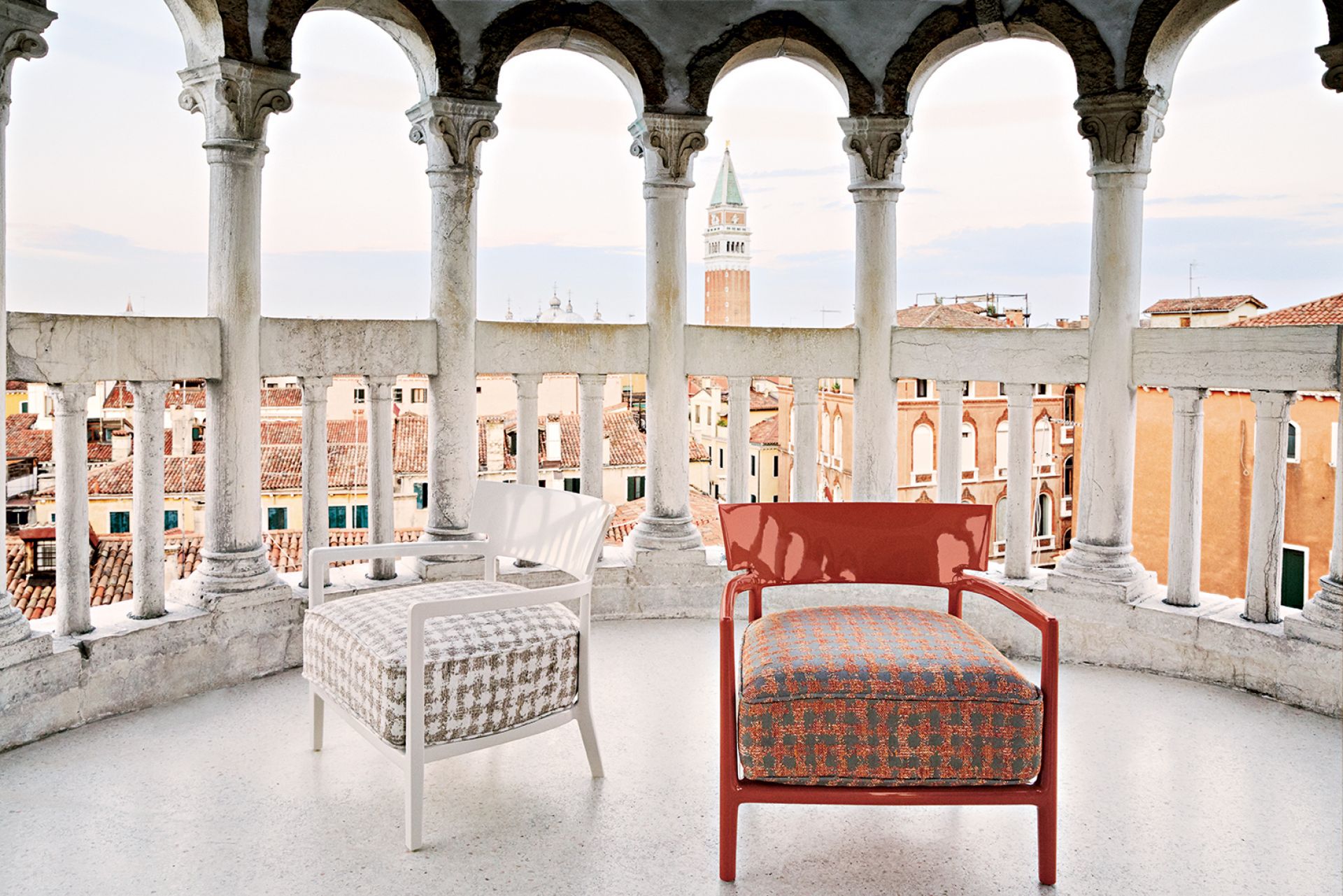 Cara Fancy Sessel in Rostbraun und Weiß auf einem Balkon mit Blick auf Venedig.