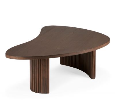 Boomerang Couchtisch von Ethnicraft in Kieselform aus dunklem Holz, modernes Wohnzimmer Design.