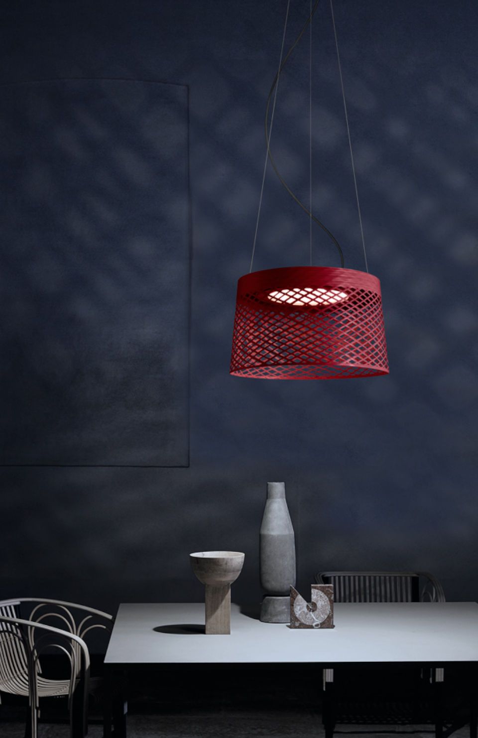 Rote Twiggy Grid Pendelleuchte von Foscarini über Esstisch mit Dekoration und Stuhl.