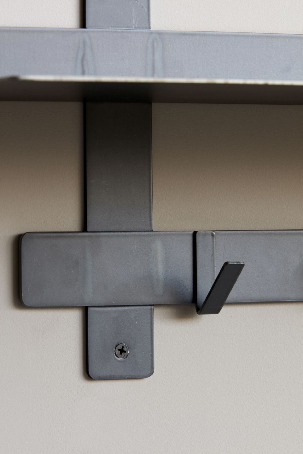 Schwarzes Metallregal mit Haken von House Doctor, ideal für moderne Wohnräume.