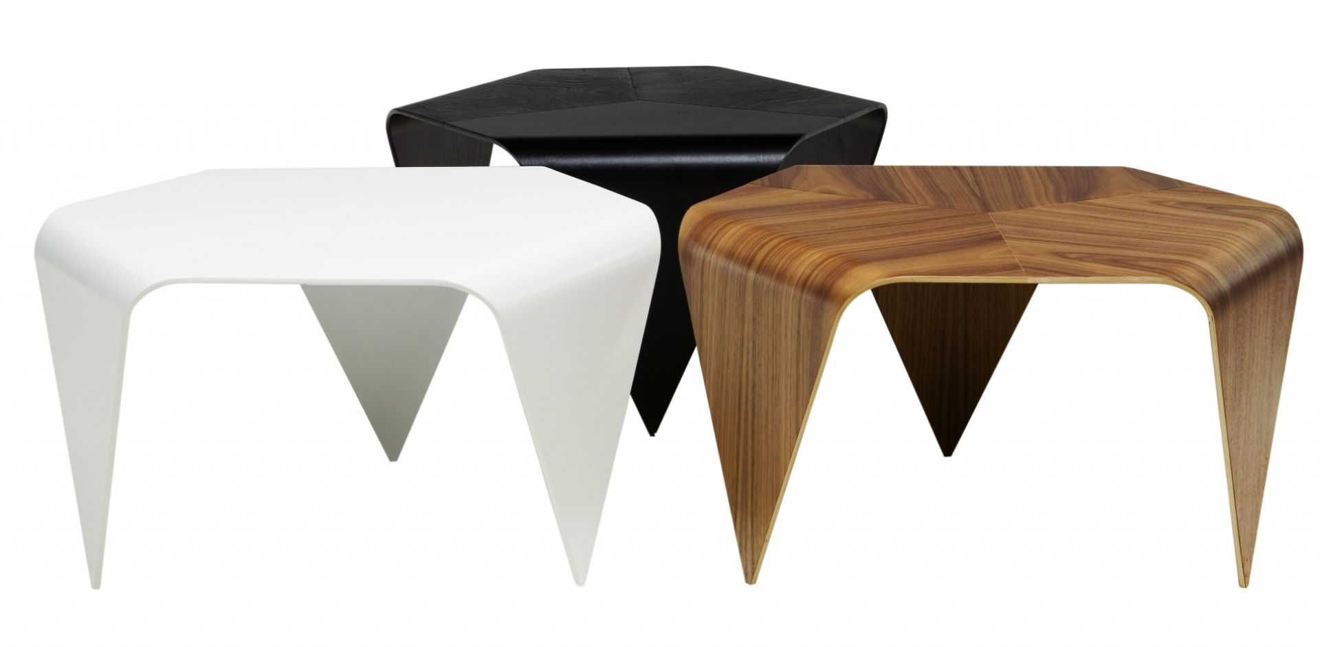 Trienna Couchtisch von Artek in Weiß, Schwarz und Holz, moderne Wohnzimmermöbel.