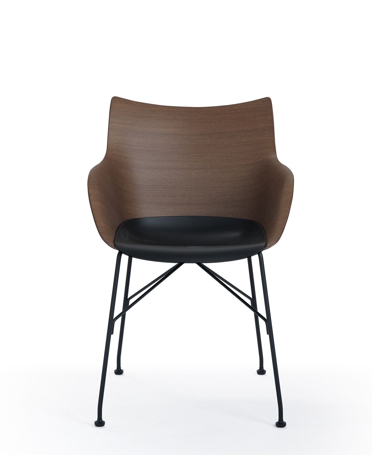 Q/WOOD Stuhl von Kartell: Holzstuhl mit Armlehnen und schwarzem Sitzpolster auf filigranem Metallgestell.