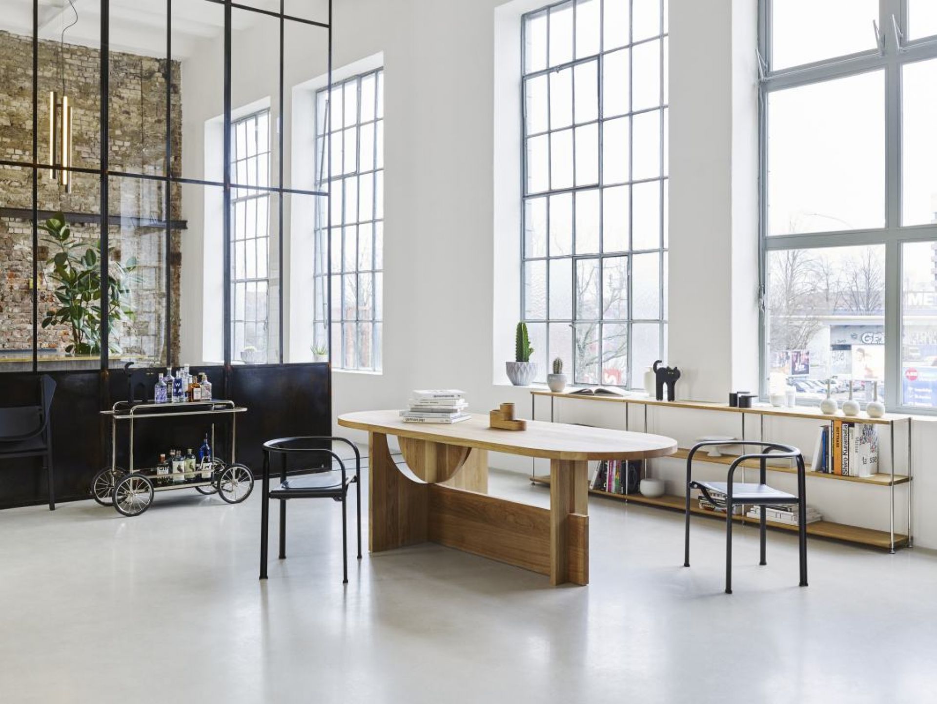 M4RS Tecta Barwagen aus Nussbaum und Silbergrau im modernen Wohnraum mit Getränken.