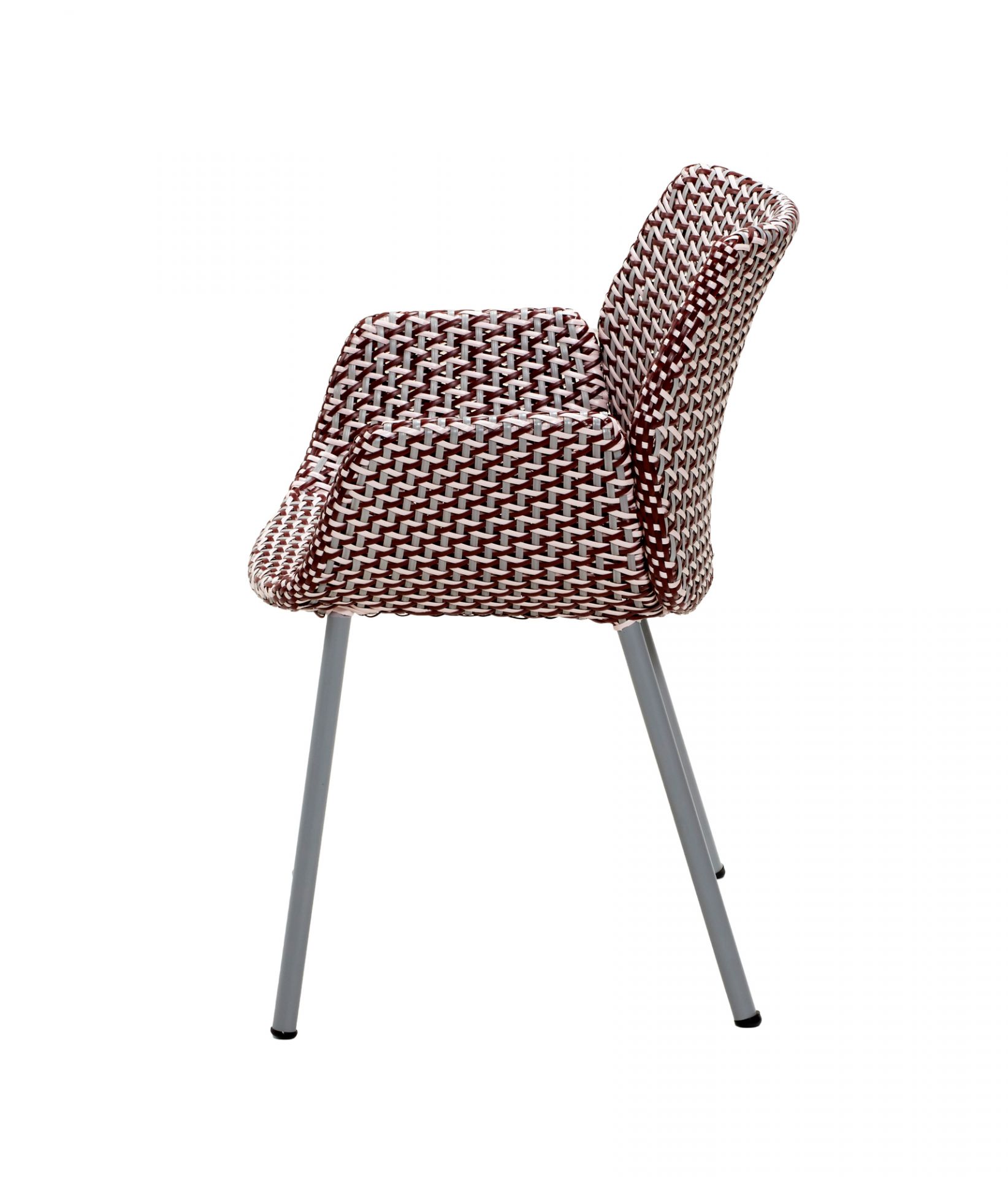 Vibe Sessel von Cane-Line für den Garten, braun-weiß geflochten mit grauem Metallgestell.