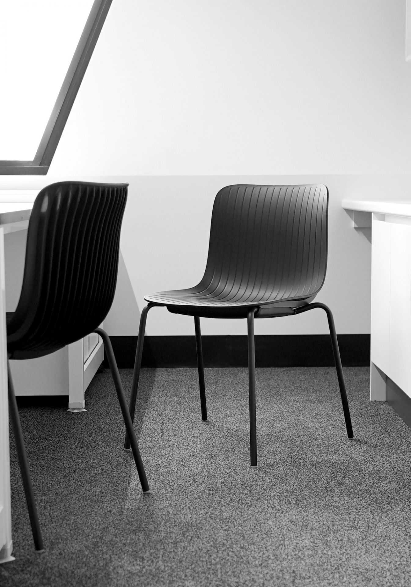 Weißer, stapelbarer Dragonfly Stuhl von Segis mit minimalistischem Design für Büro und Konferenzräume.